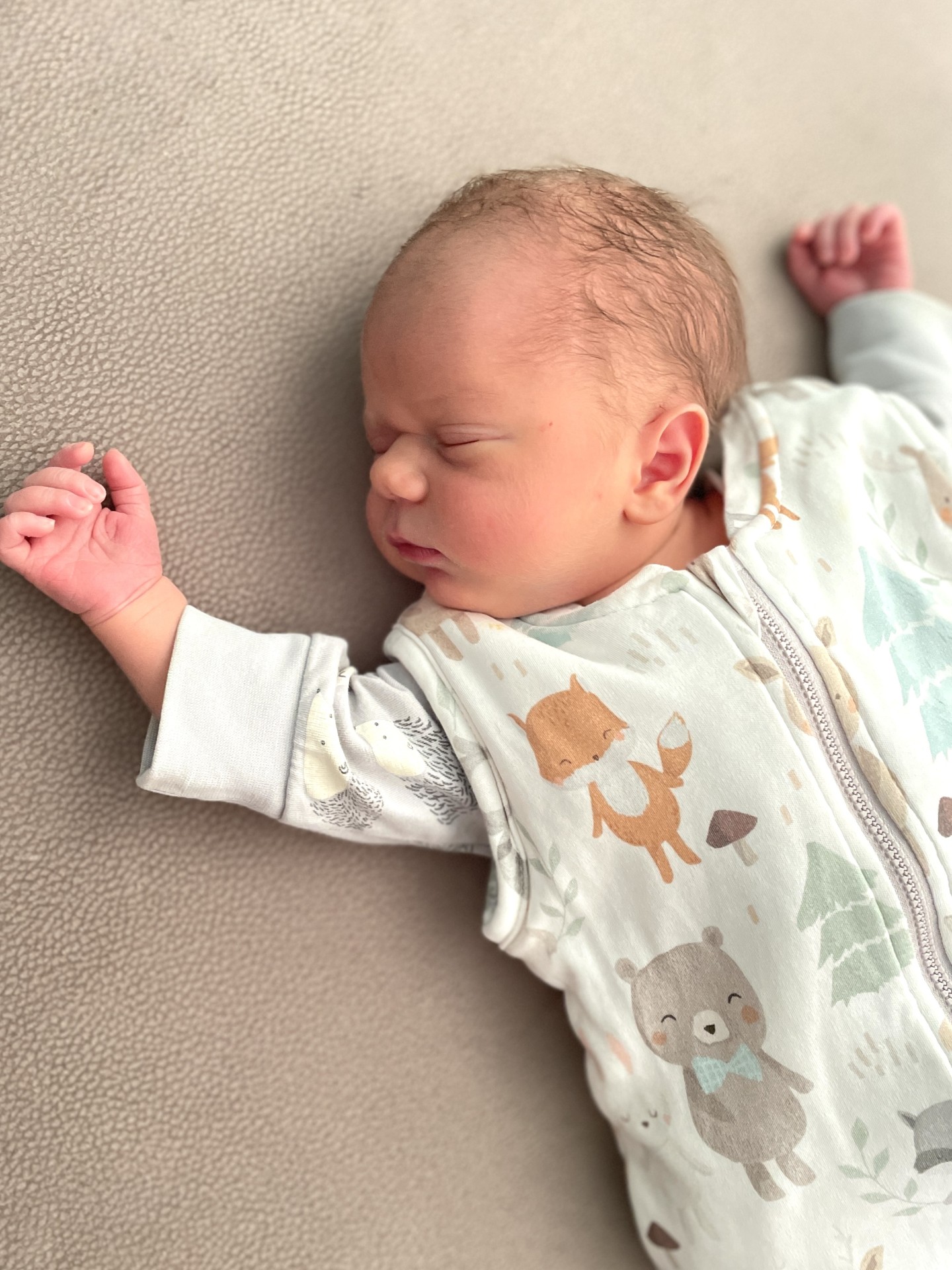 Jak ubierać dziecko do snu? Zasady, temperatura i skala TOG